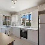 Beachside Townhouse - Sleeps 8 *