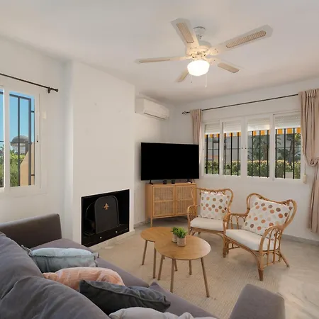 Beachside Townhouse - Sleeps 8 Vakantiehuis Marbella