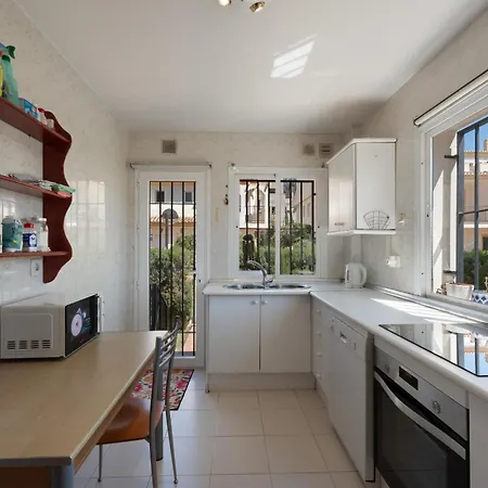 Beachside Townhouse - Sleeps 8 * Marbella