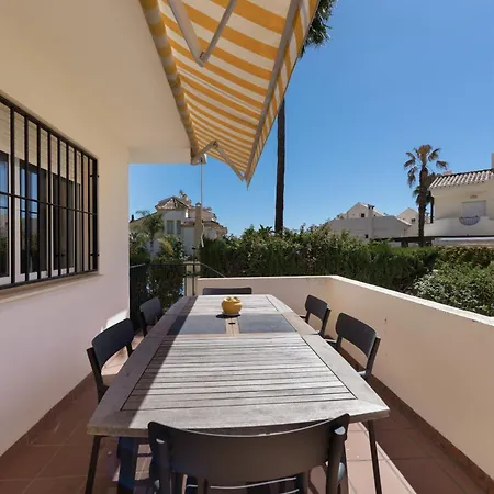 Beachside Townhouse - Sleeps 8 Marbella
