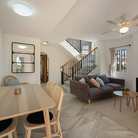 Beachside Townhouse - Sleeps 8 Marbella