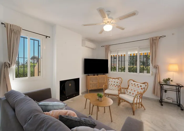 Beachside Townhouse - Sleeps 8 Vakantiehuis Marbella
