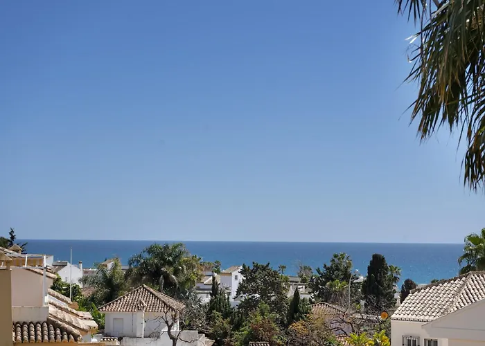 Beachside Townhouse - Sleeps 8 Marbella