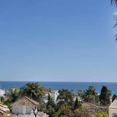 Beachside Townhouse - Sleeps 8 Marbella